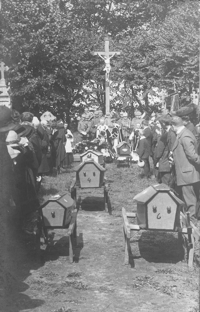 Begrafenis slachtoffers bombardement, afscheid op kerkhof
