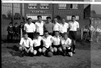 Voetbalwedstrijd Sint-Eloois-Winkel /  Sint-Joris ter Distel, Izegem, 1958