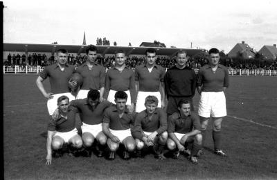 Voetbalclub AEC Bergen poseert op voetbalveld, Izegem, 1958