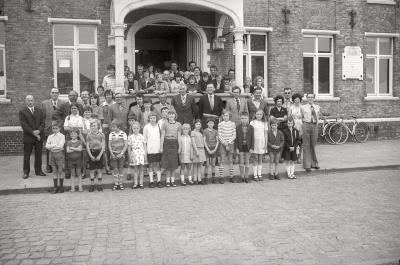 Wandelaars ontvangen op gemeentehuis, Passendale 1976