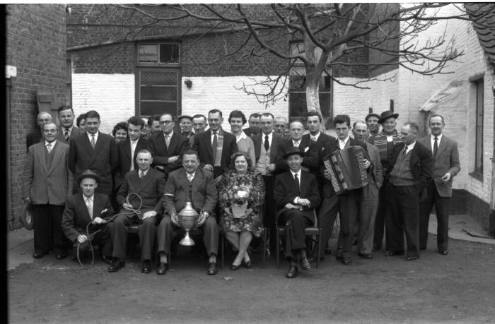 Kampioenviering café "Het Zwaantje", Izegem, 1958
