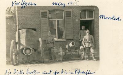 Drie Duitse soldaten met 2 kanonnen voor huis, Moorslede, 1915