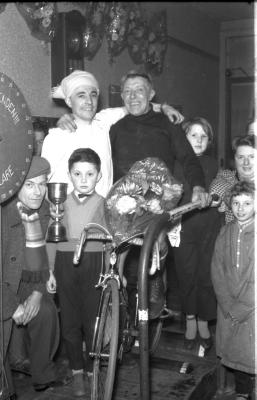 Huldiging wielrenner Vanmoen, Izegem, 1958
