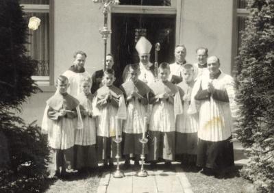 Groepsfoto met bisschop Desmet voor pastorie in Beveren, 1957