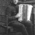 Soldaat Georges Vandepitte met zijn accordeon, Gits