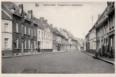 Zicht op de Bruggestraat en het Oud Gemeentehuis, Ingelmunster, ca 1950
