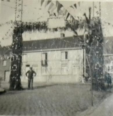 Welkomstpoort voor 100 jarige te Gits, 1955