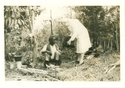 Zuster Bruneel in Thysville (Congo), 14 augustus 1981