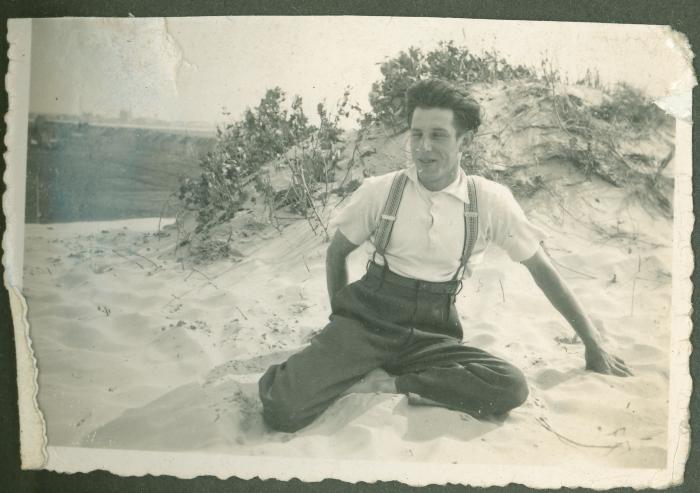 Man poseert in duinen