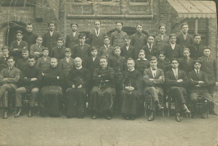 Schoolfoto met leerlingen van een college (?)