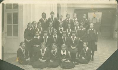 Groepsfoto met meisjes in uniform
