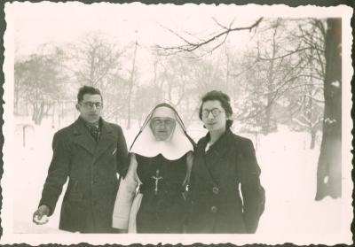 Kloosterzuster met familie (?) in wintertuin