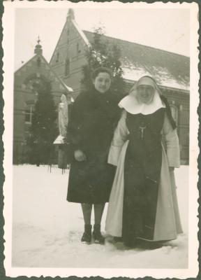 Kloosterzuster met vrouw