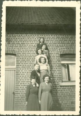 Groepje vrouwen poseert op ladder