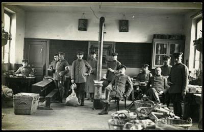 Duitse militairen verzorgen post, Roeselare