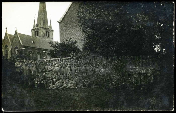 Soldaten bij de kerk van Emelgem (Izegem)