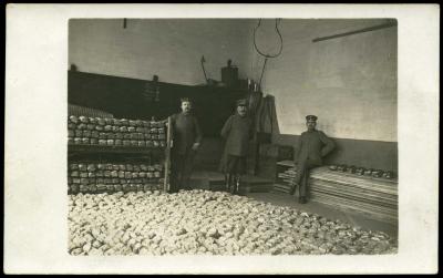 Drie Duitse soldaten poseren in bakkerij 