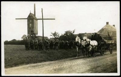 Militairen bij molen op wijk De Ruiter, Roeselare