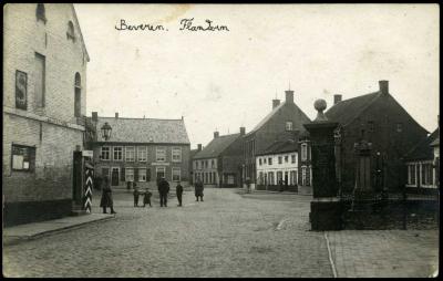 Soldaten en burgers op dorpsplein, Beveren-Roeselare