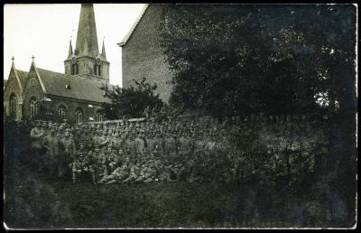 Soldaten bij de kerk van Emelgem (Izegem)