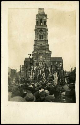 Manifestatie bij Sint-Amandskerk en standbeeld van A.  Rodenbach, Roeselare