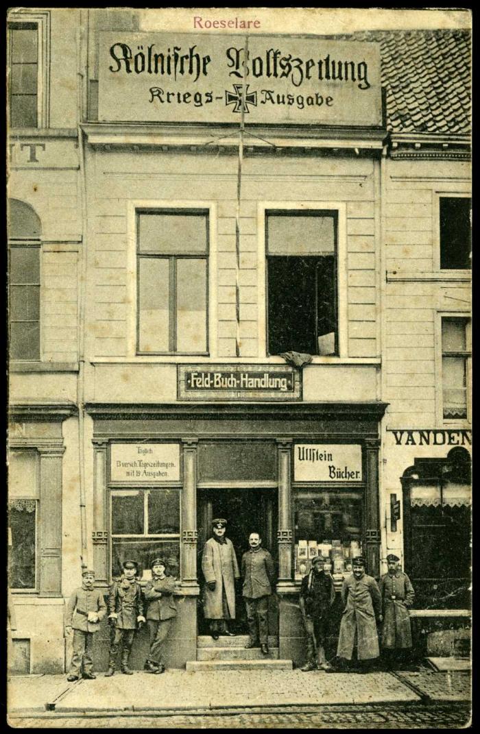 Militairen poseren op de stoep van een Duitse boekhandel, 1914-1918, Roeselare