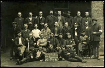Groepsfoto van verplicht tewerkgestelde arbeiders uit Roeselare, 1918
