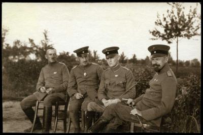 Vier Duitse soldaten poseren, wijk De Ruiter Roeselare