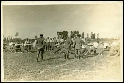 Duitse soldaten bij partijtje touwtrekken, Roeselare