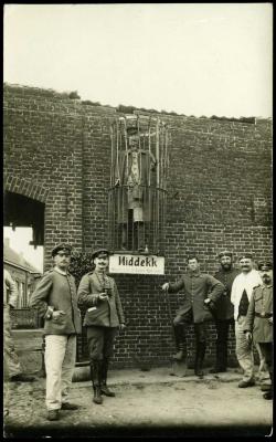 Pop met Engels soldatenuniform, opgehangen aan school De Ruiter, Roeselare