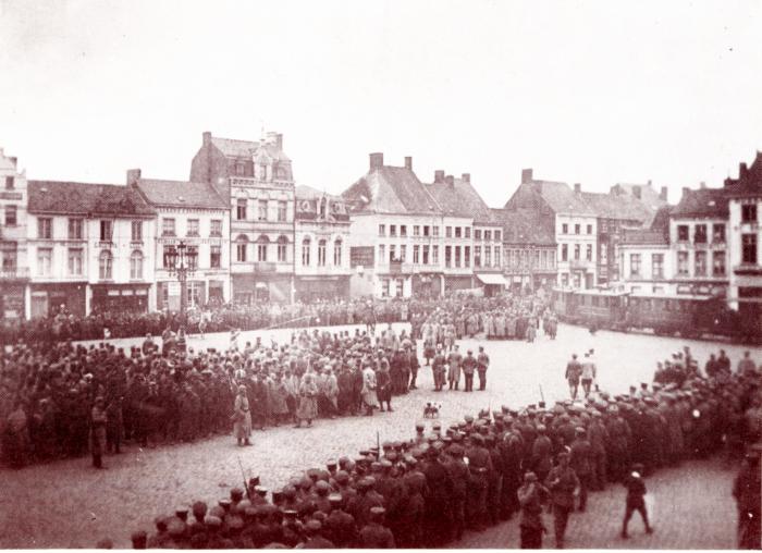 Krijgsgevangenen op Grote Markt, Roeselare 25 april 1915