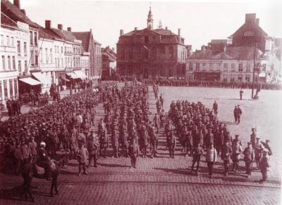 Krijgsgevangenen op Grote Markt, Roeselare 24 april 1915