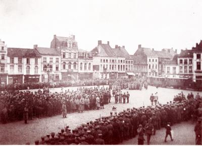 Krijgsgevangenen op Grote Markt, Roeselare 25 april 1915