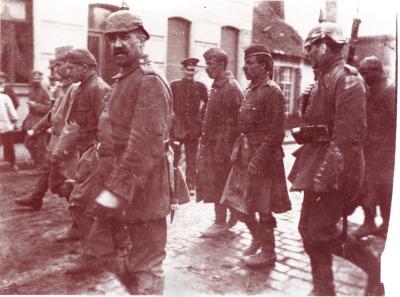 Krijgsgevangenen marcheren tussen Duitse militairen, Roeselare