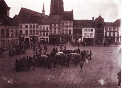 Vluchtelingen uit Pilkem en Boezinge op Grote Markt, Roeselare 23 april 1915