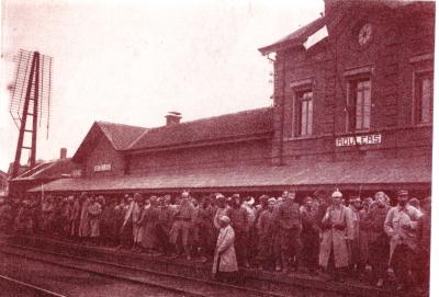 Krijgsgevangenen op perron van station, Roeselare 