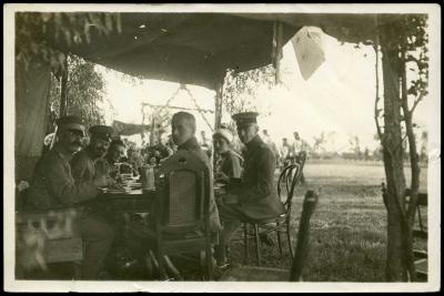 Soldaten eten onder tentzeil, wijk De Ruiter Roeselare