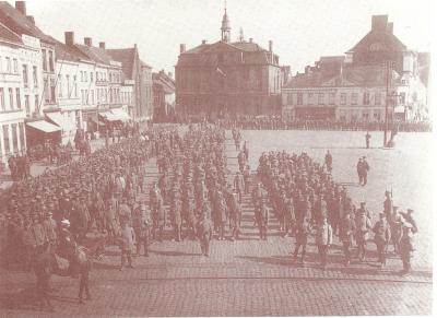Militairen met krijgsgevangenen op Grote Markt, Roeselare