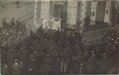Openluchtmis voor soldaten bij herberg Sint-Antonius op Emelgem Dam, 11 oktober 1914
