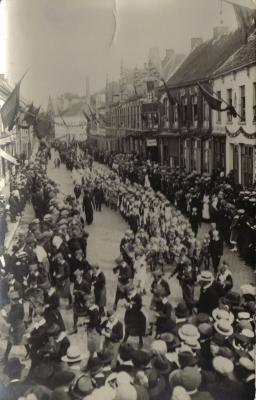 Inhuldiging van oorlogsmonument: optocht door straten, Izegem 20 juni 1920