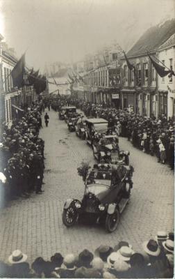 Inhuldiging oorlogsmonument: colonne van versierde personenauto's, Izegem 1920