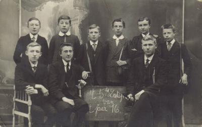 Izegemse studenten (leerlingen) van 5de Latijnse in Roeselare 1916