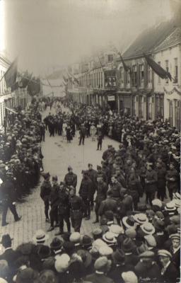 Inhuldiging oorlogsmonument: optocht militairen, Izegem 20 juni 1920