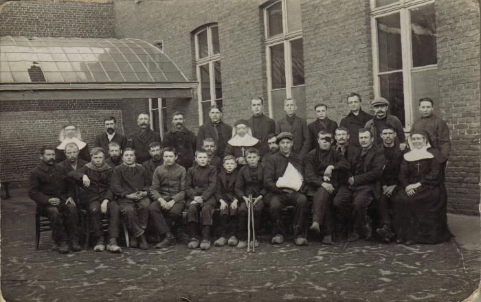 Verplicht tewerkgestelde arbeiders in Civiel Lazaret Roeselarestraat, Izegem 1 december 1917