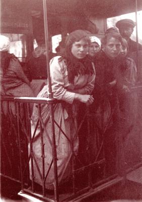 Passagiers op balkon van stoomtram, Roeselare
