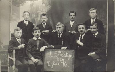 Izegemse studenten (leerlingen) van 5de Latijnse te Roeselare 1916