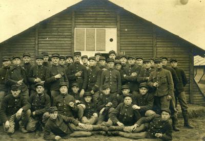Groepsfoto met Elias Sioen voor een barak