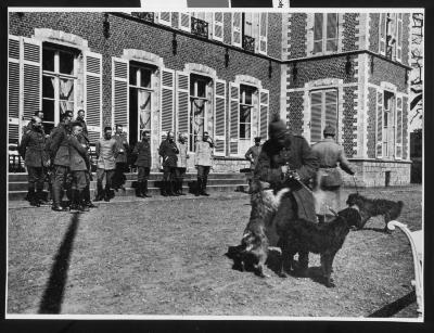 Duitse militairen met honden bij kasteel, Dadizele