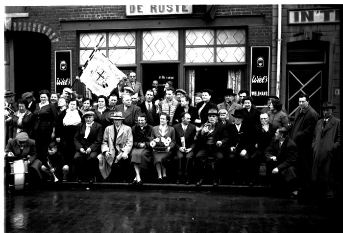Groepsfoto café De Ruste,1957