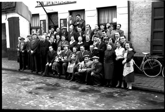 Groepsfoto café De Wijngaard,1957
